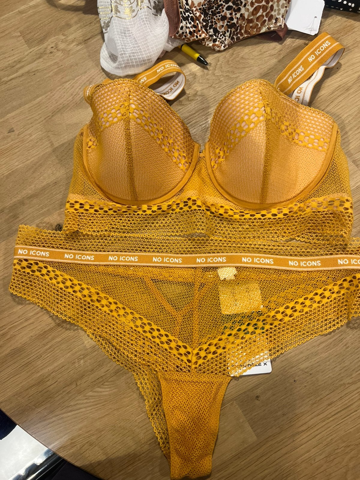 Chantelle  bh maat 80D string 42 NIEUW! Set Nu €35,-, Ophalen of Verzenden, Setje