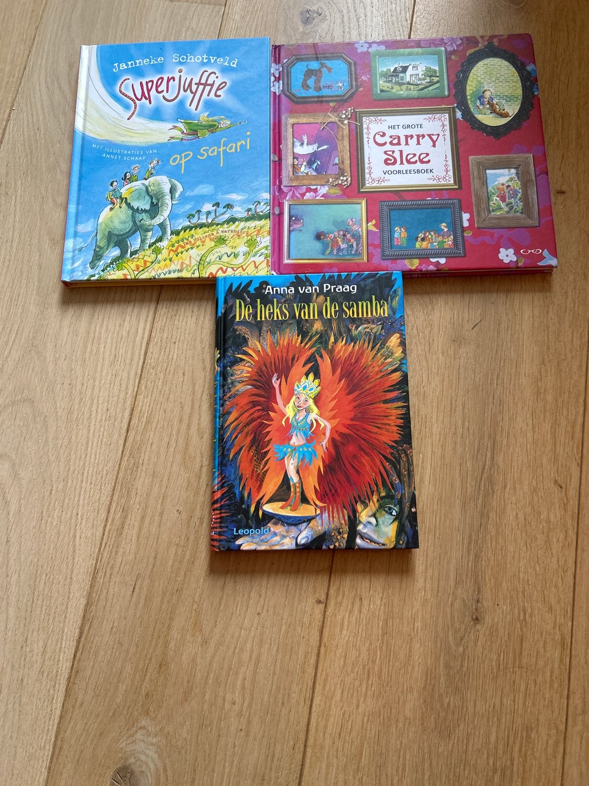 3 kinderboeken: Superjuffie, Carry Slee, Heks van de Samba, Ophalen of Verzenden, Zo goed als nieuw, Fictie algemeen