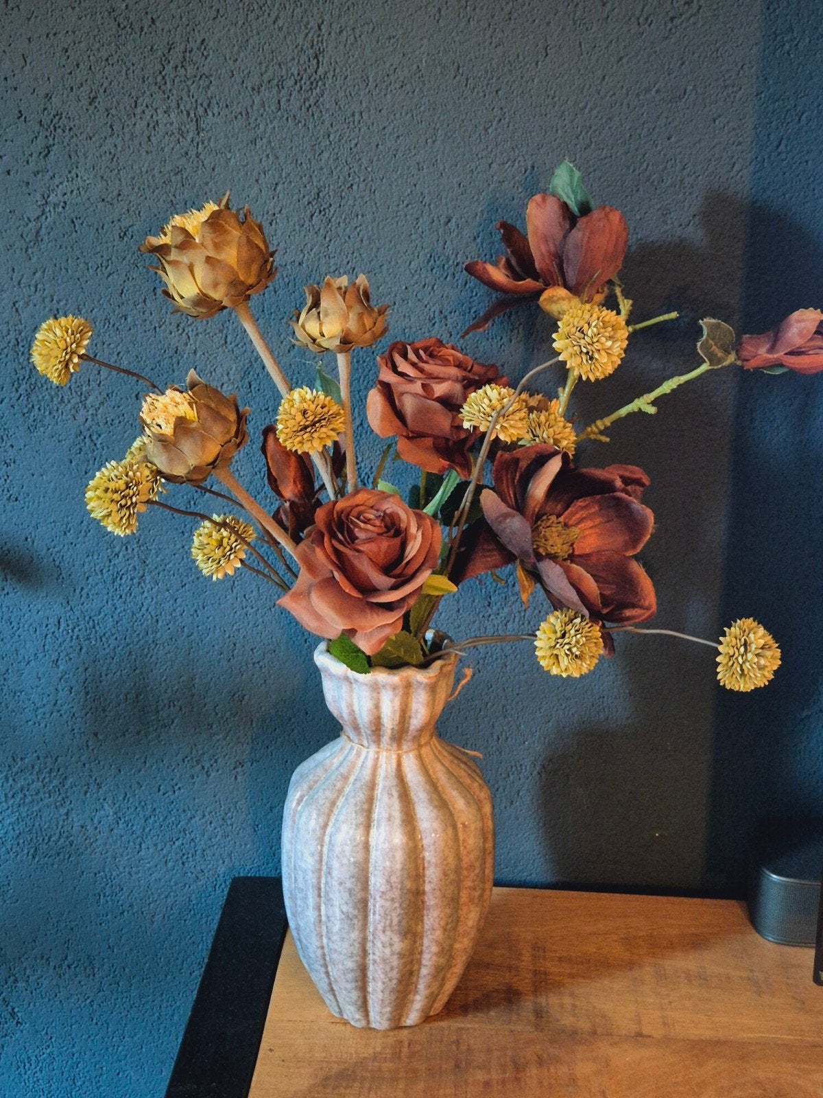 opgemaakte vaas met boeket kunstbloemen bruin groen tinten, Binnen, Bruin, Handgemaakt, Overige materialen