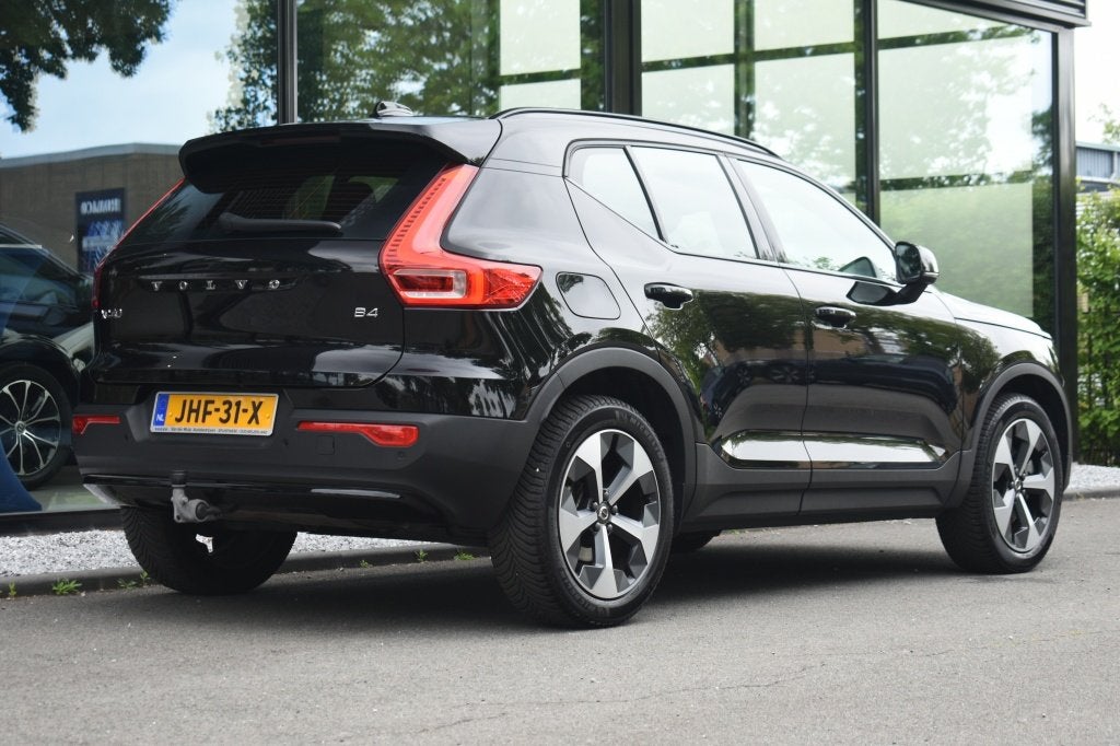 Volvo XC40 B4 197pk Plus Dark | Trekhaak | Verwarmde Voorrui, Auto's, Gebruikt, 4 cilinders, 24 maanden, Zwart