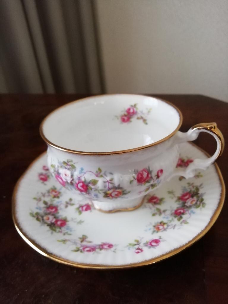 Kop en schotel Elizabethan Rosamond, Ophalen of Verzenden, Zo goed als nieuw, Porselein, Kop en/of schotel