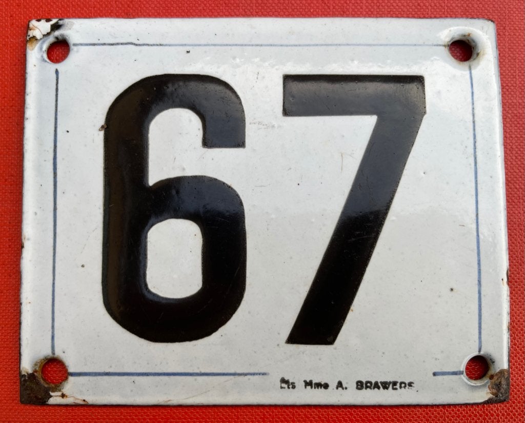 oud zwart-wit emaille huisnummer ; 67., Antiek en Kunst, Ophalen of Verzenden