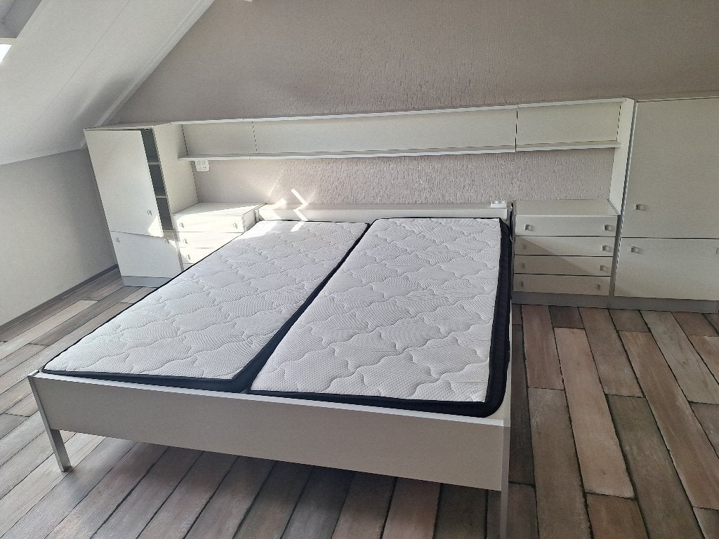 Tweepersoonsbed met elektrische bedbodems en matrassen