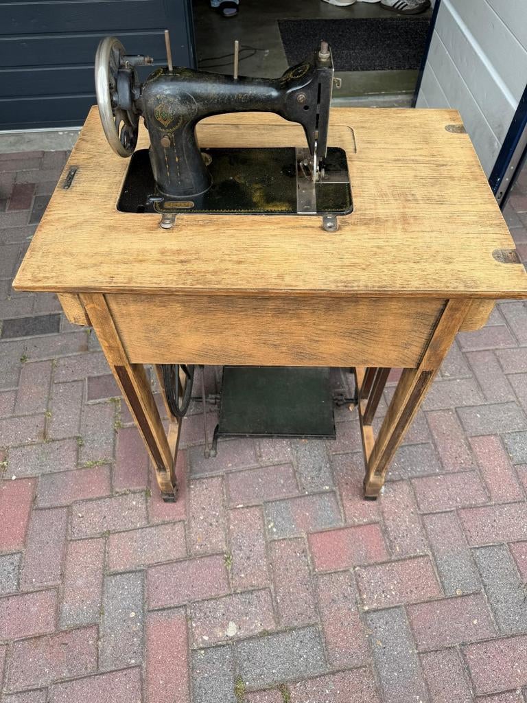 Oude trap naaimachine, Ophalen