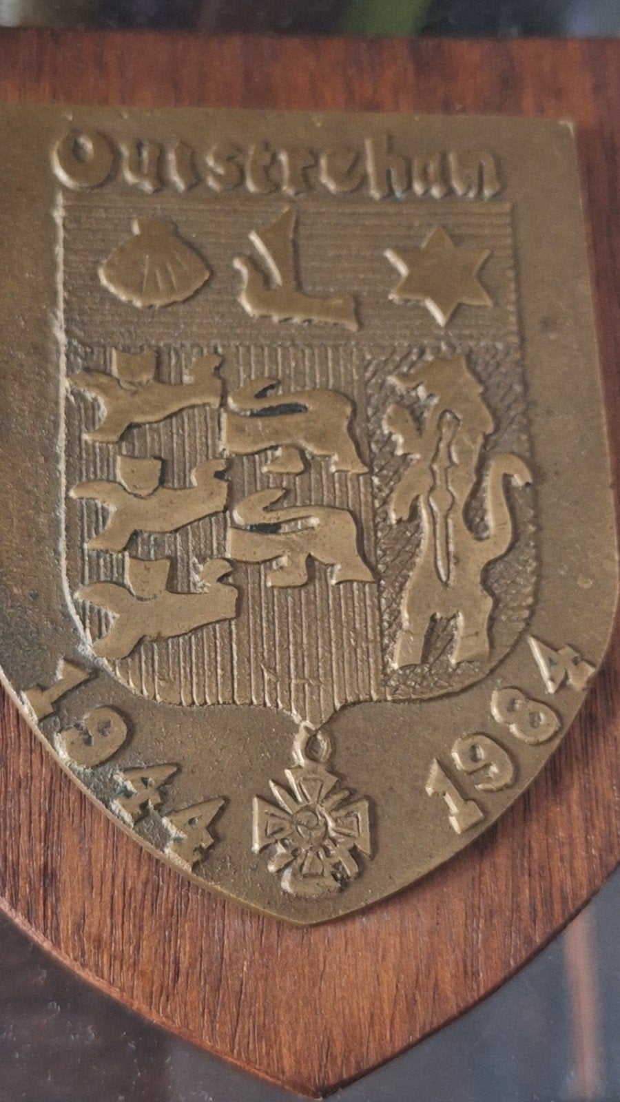 Quistreham 1944-1988 schild herdenking WO2, Ophalen