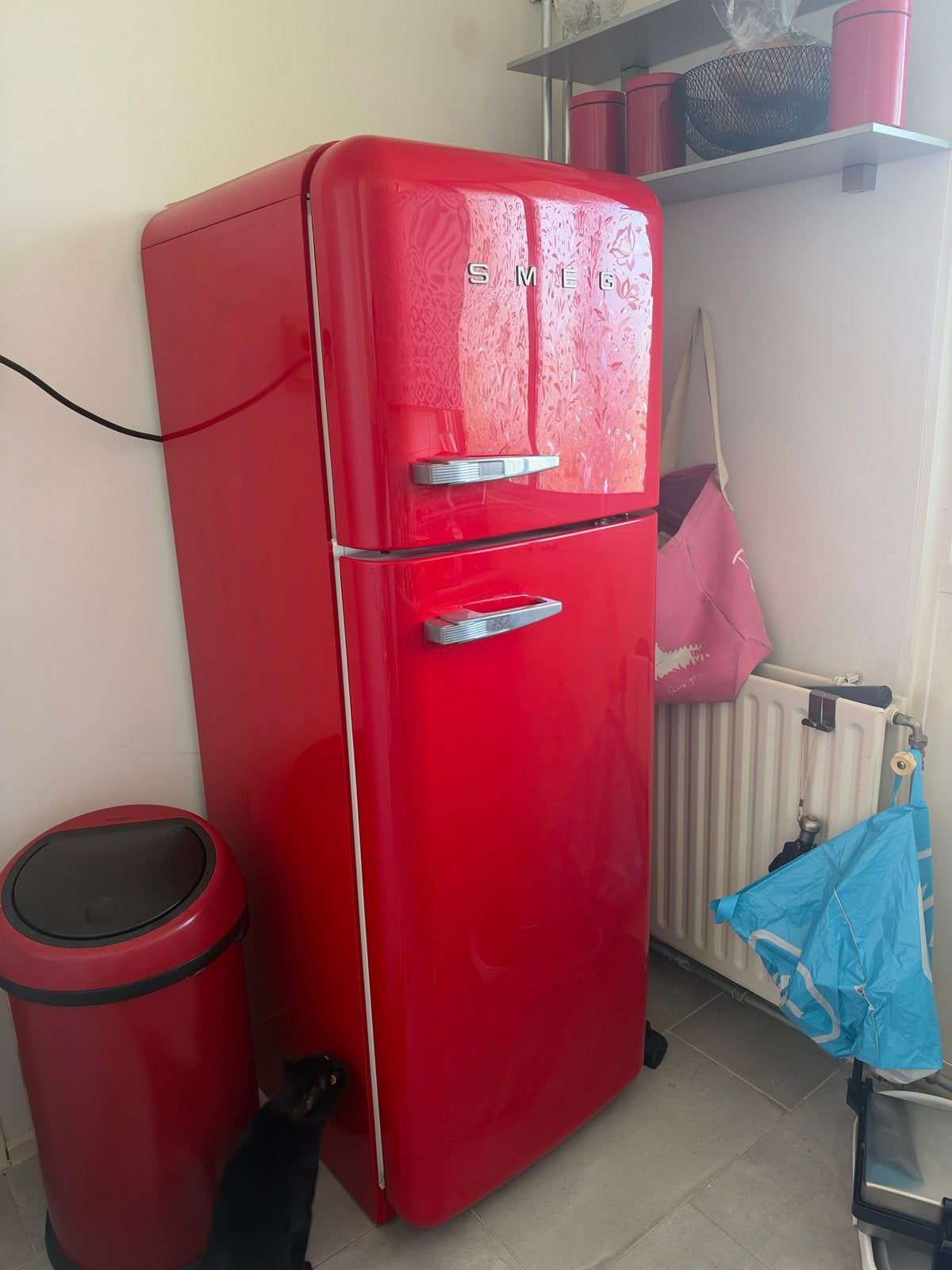 Smeg Koelkast Rood - Stijlvol en Functioneel, Ophalen, 150 tot 200 liter, Zo goed als nieuw, Energieklasse A of zuiniger