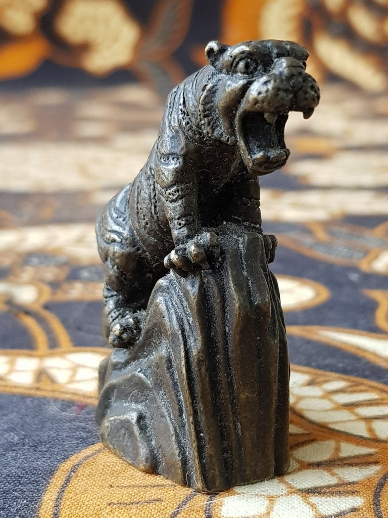 Mooi oud Chinees brons beeldje met een tijger 5,2 cm., Antiek en Kunst, Gemerkt, Ophalen of Verzenden, China, Brons