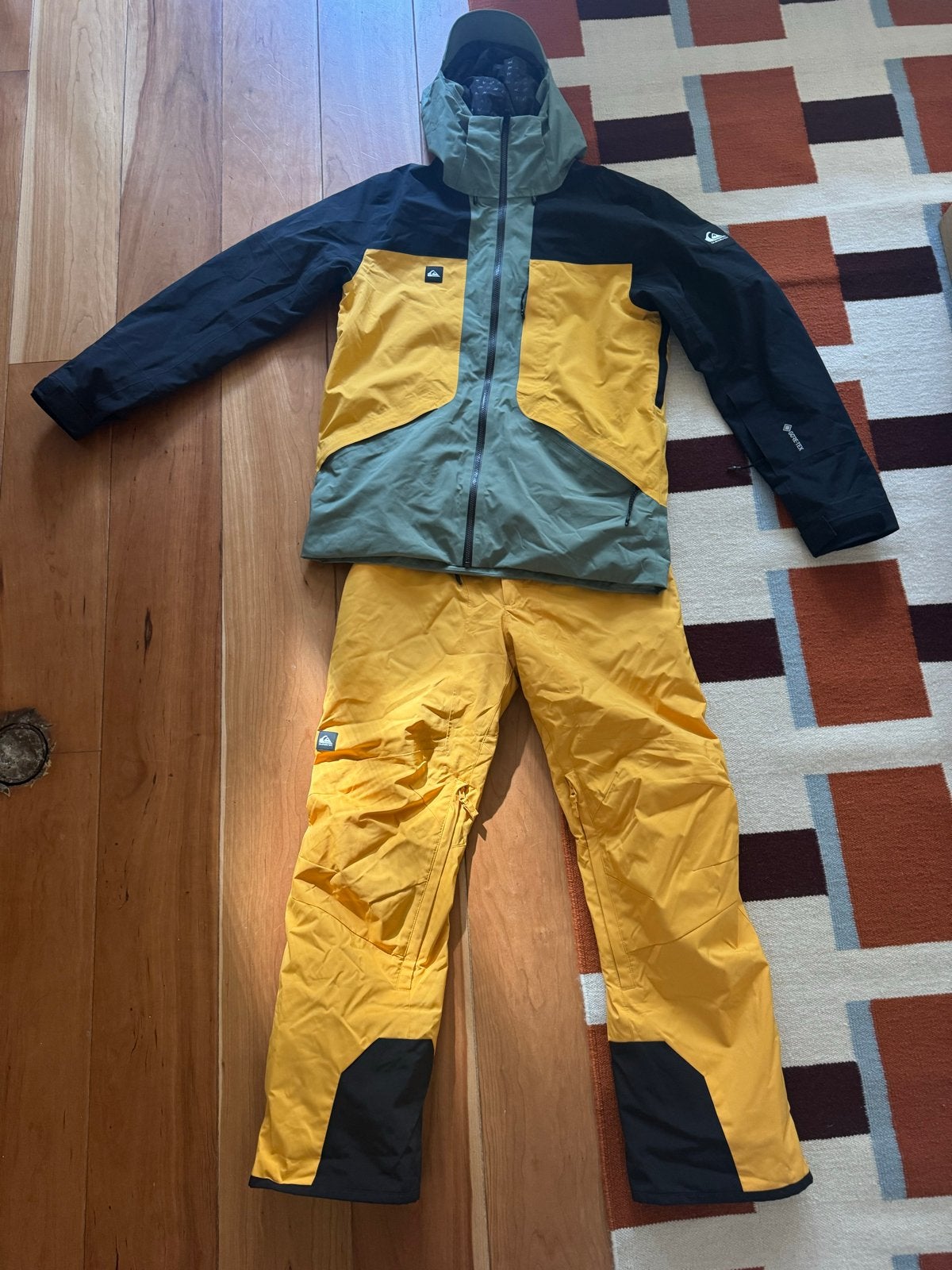 Quiksilver ski set (jas en broek) - Maat M, Ophalen of Verzenden, Zo goed als nieuw