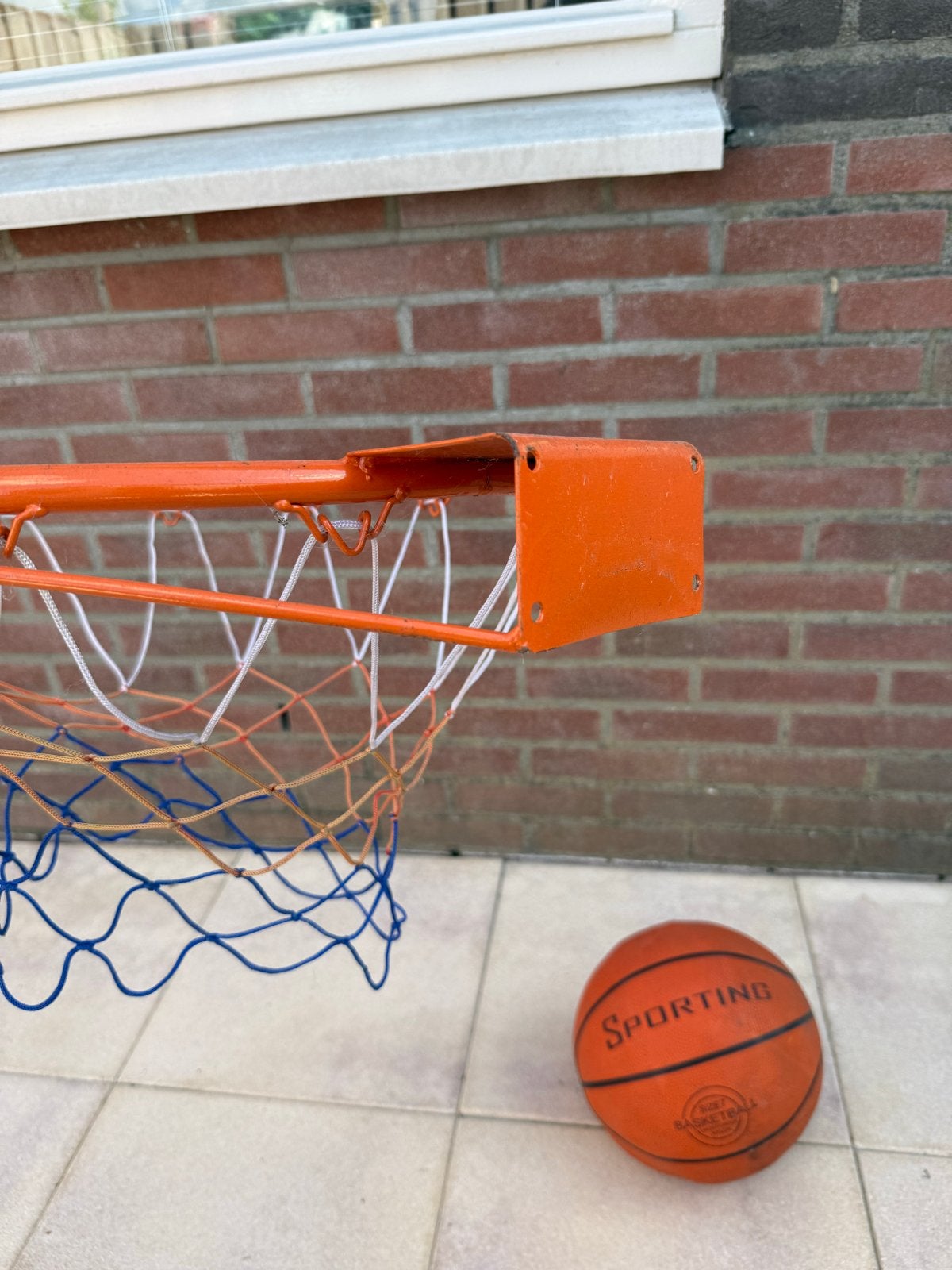Basketbalring met net en basketbal, Sport en Fitness, Basketbal, Ophalen, Gebruikt, Ring, Bord of Paal