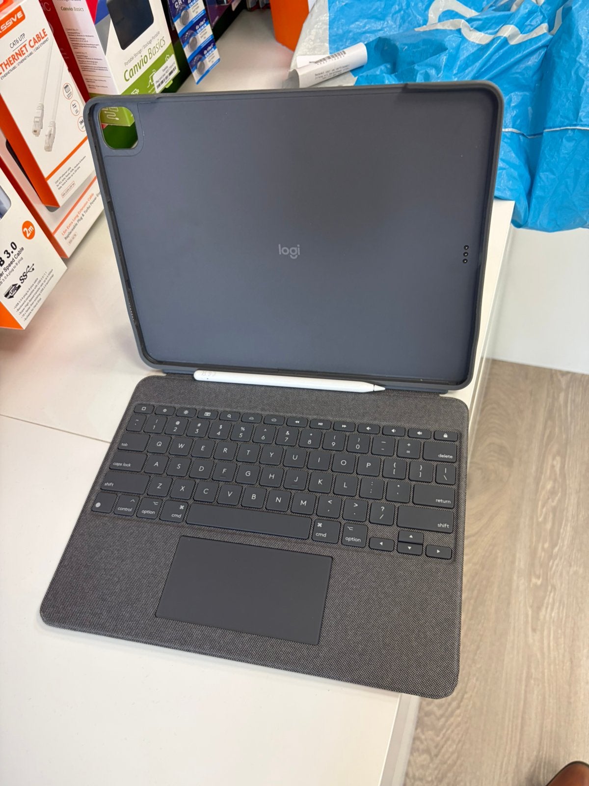 Ipad 140pro logitec keybord qwerty + apple pencil, Ophalen of Verzenden, Zo goed als nieuw, 10 inch, Bescherming voor- en achterkant