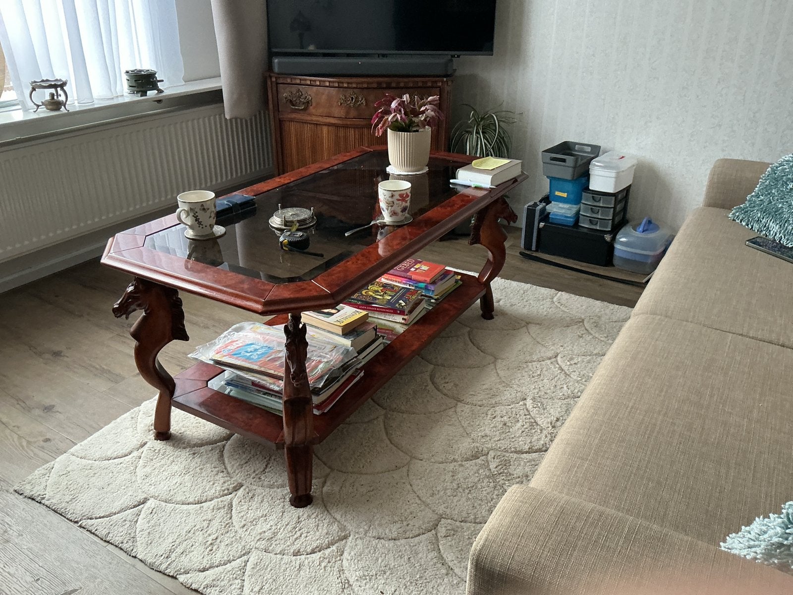 Salontafel met glazen blad en paardenhoofd details, Ophalen, 50 – 75, Gebruikt, 100 tot 150 cm