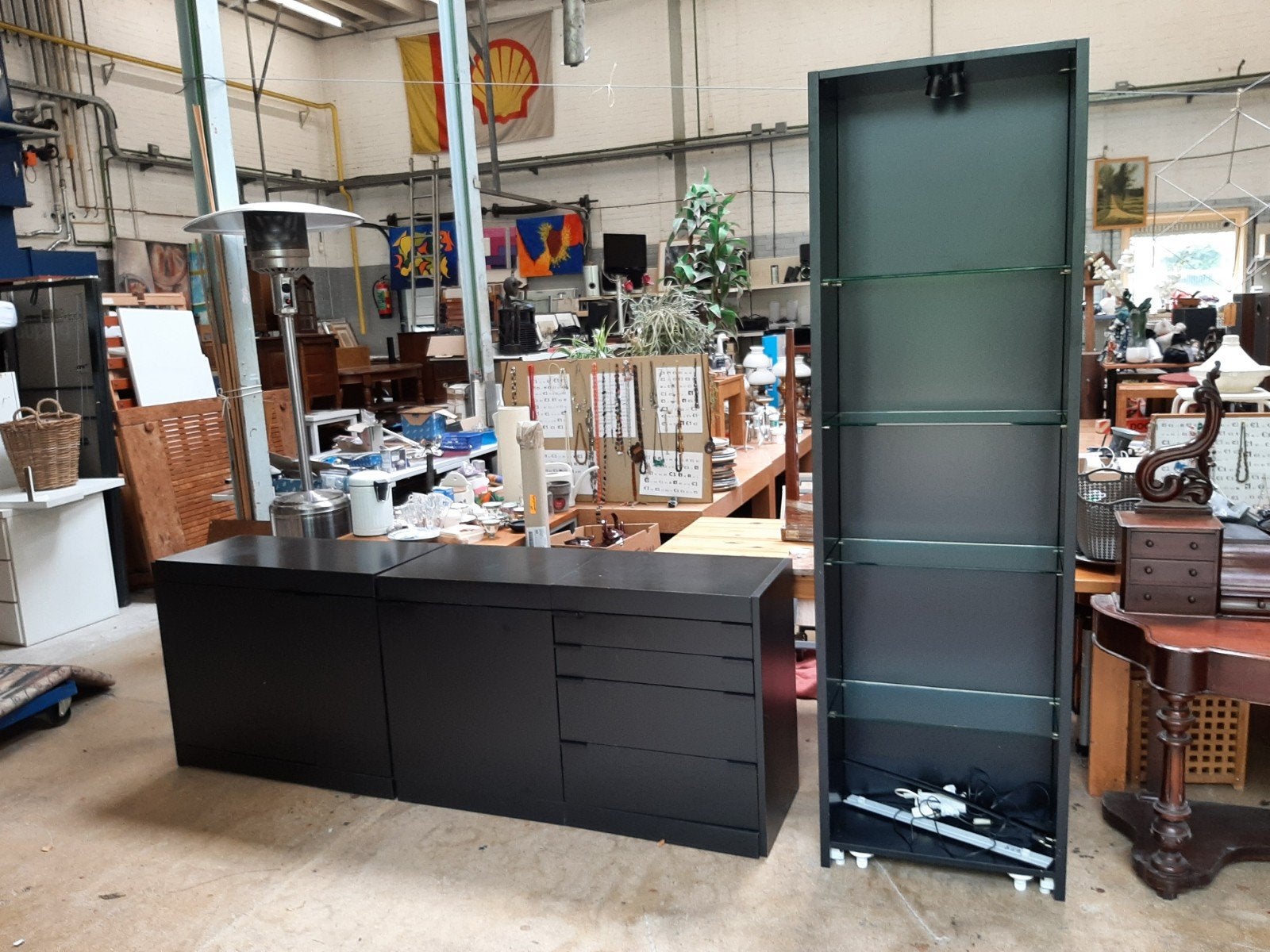 Vintage zwarte Pastoe kasten: Hoge vitrine & lage dressoir, Ophalen, Gebruikt