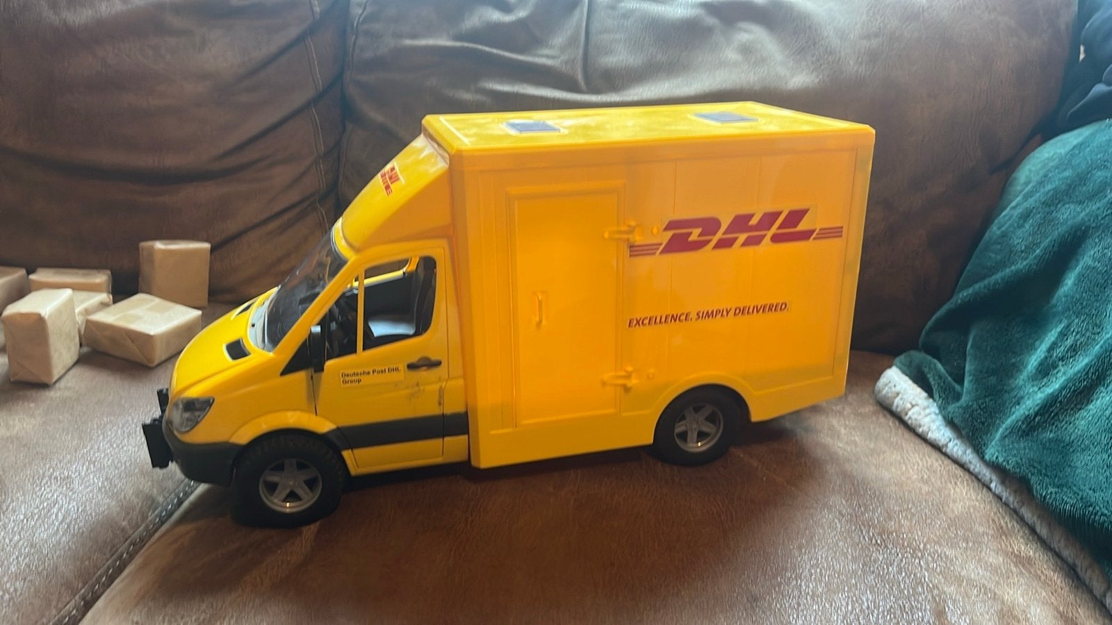 Bruder DHL bestelwagen met accessoires, Ophalen of Verzenden, Gebruikt