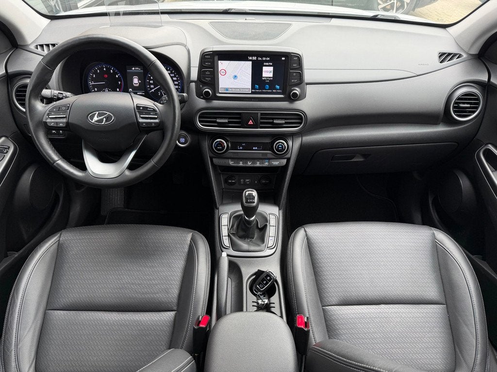 Hyundai Kona 1.0T Premium Full Option HUD Leder Camera Keyle, Auto's, Hyundai, Voorwielaandrijving, Gebruikt, Zwart, Wit