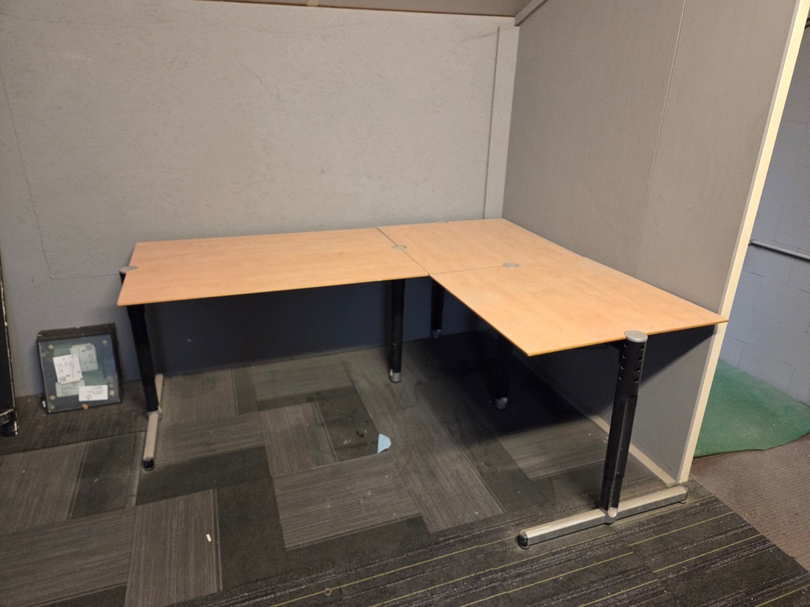 Ruim hoekbureau met verstelbare poten, Huis en Inrichting, Ophalen, Gebruikt, Spaanplaat of MDF, Hoekbureau