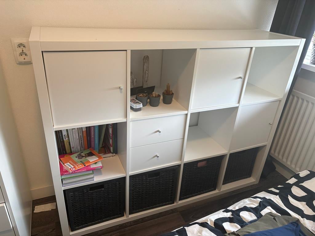 Ikea Kallax kast 12 vaks met lades en rieten bakken, Huis en Inrichting, Kasten | Boekenkasten, Ophalen, Zo goed als nieuw