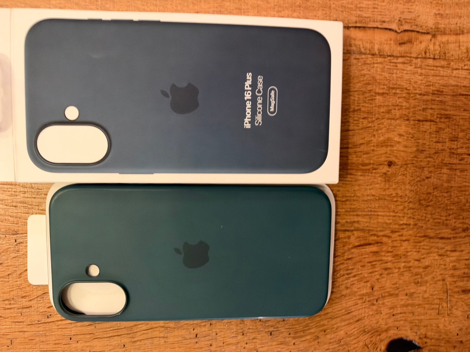 Foto 2 van iPhone 16 Plus Silicone Case Lake Green / Groen ORIGINEEL