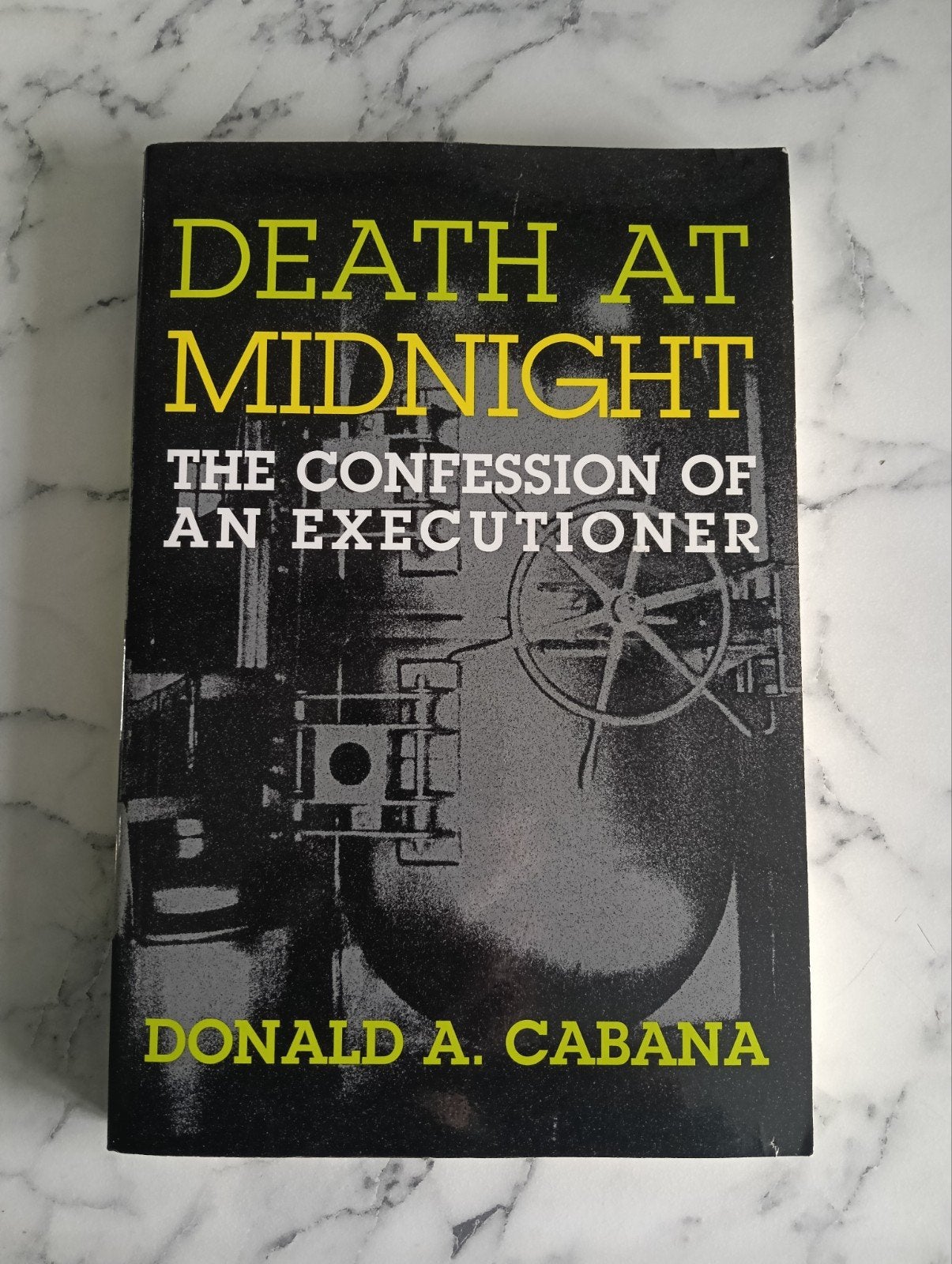Death at Midnight: The Confession of an Executioner, Ophalen of Verzenden, Zo goed als nieuw, Donald A. Cabana, Amerika
