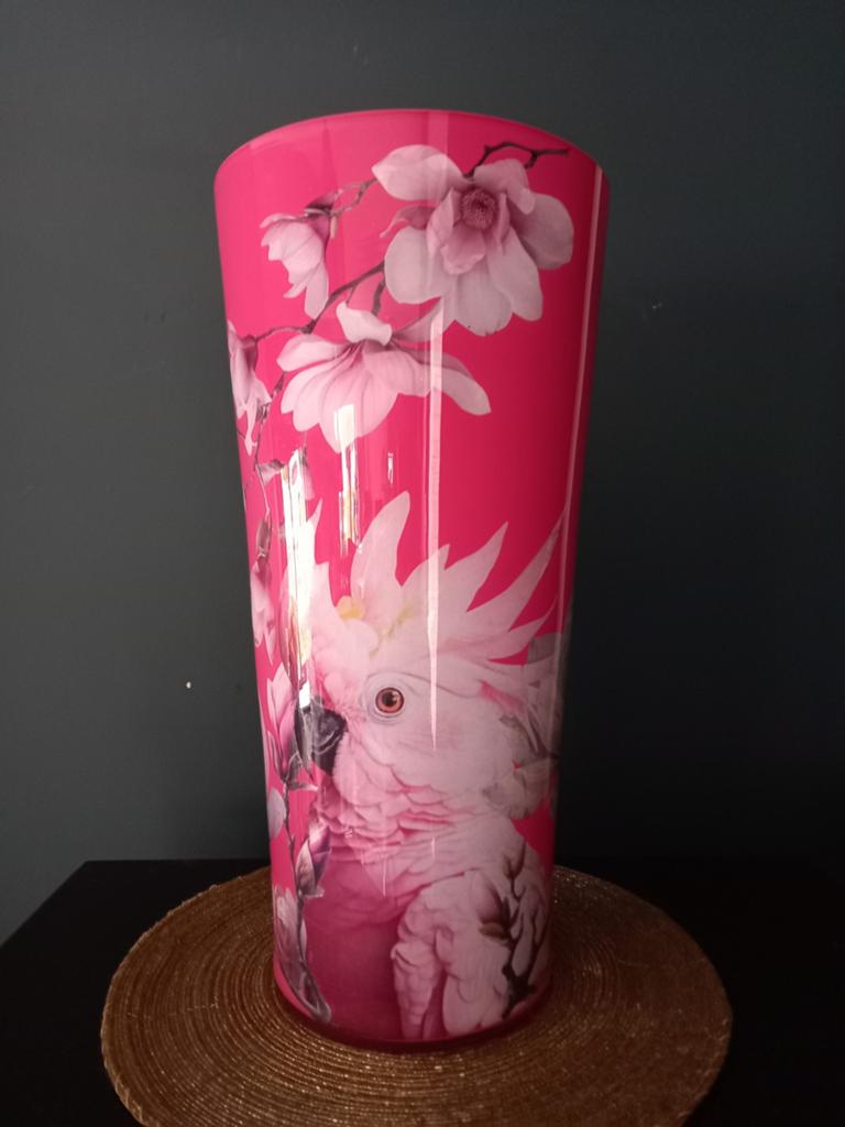Roze glazen vaas met kaketoe en magnolia print, Ophalen of Verzenden, Nieuw, Overige kleuren, Glas