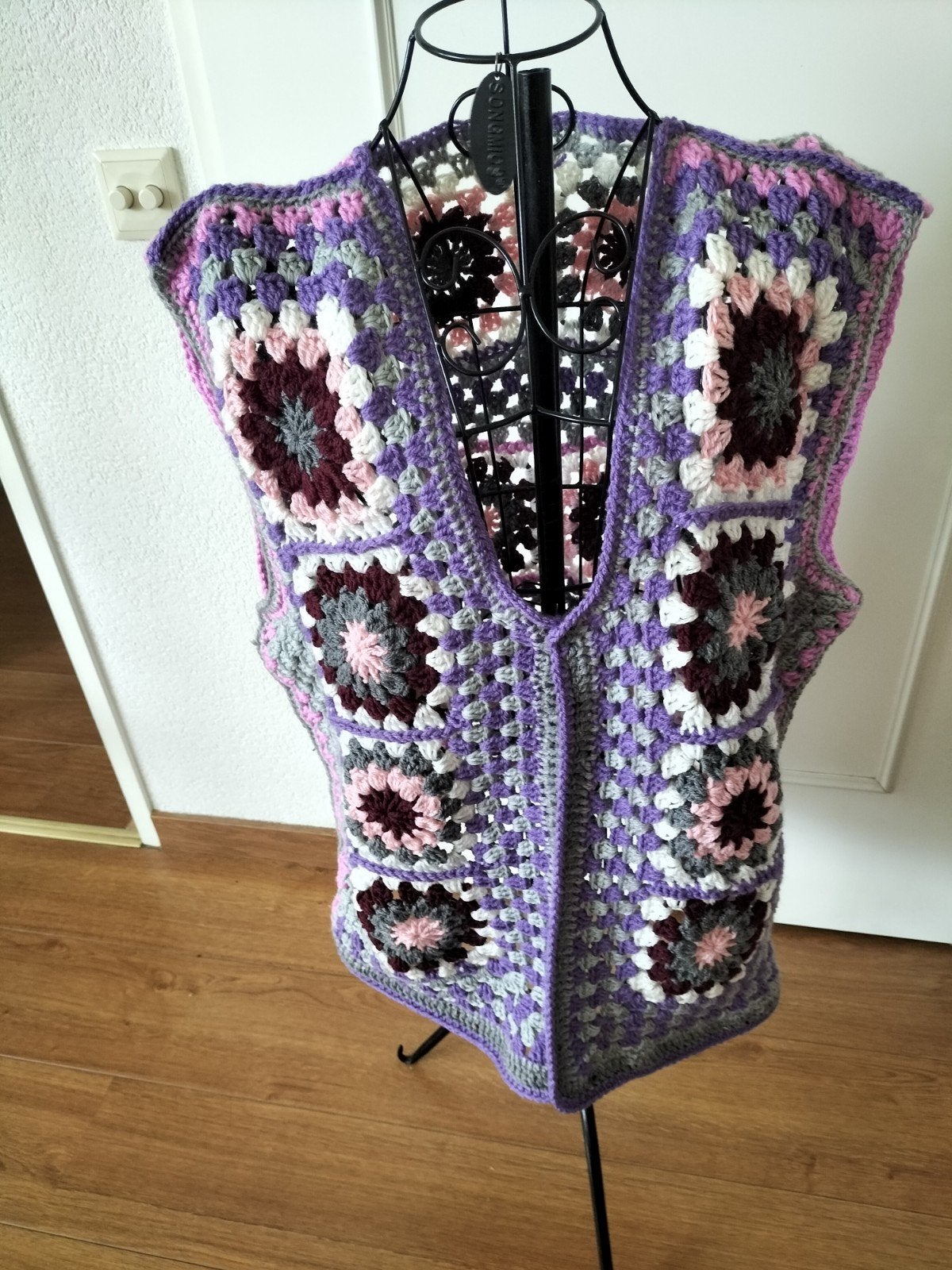 Handgehaakt Granny square giletvest mt.L/XL, Kleding | Dames, Overige kleuren, Lobeau, Maat 42/44 (L), Nieuw