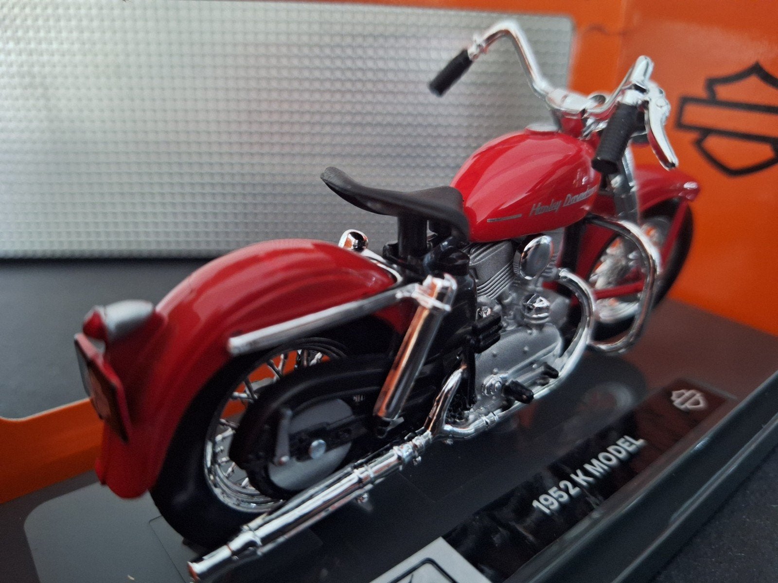 Harley-Davidson K Model 1952 Schaal 1:18, Maisto, Nieuw, Ophalen of Verzenden, Maisto