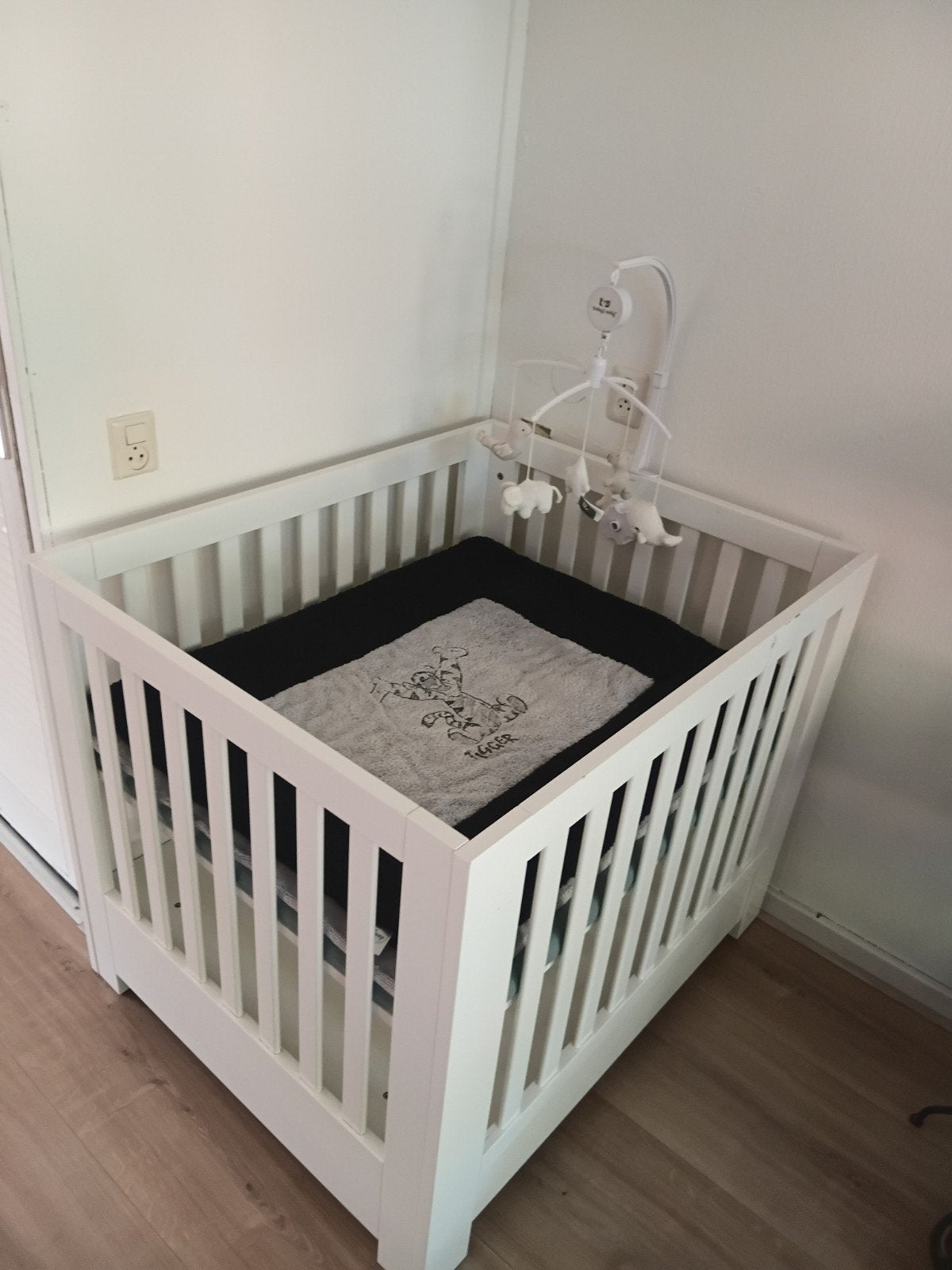 Wit ledikant met lade en mobiel (Baby's Only), Ophalen