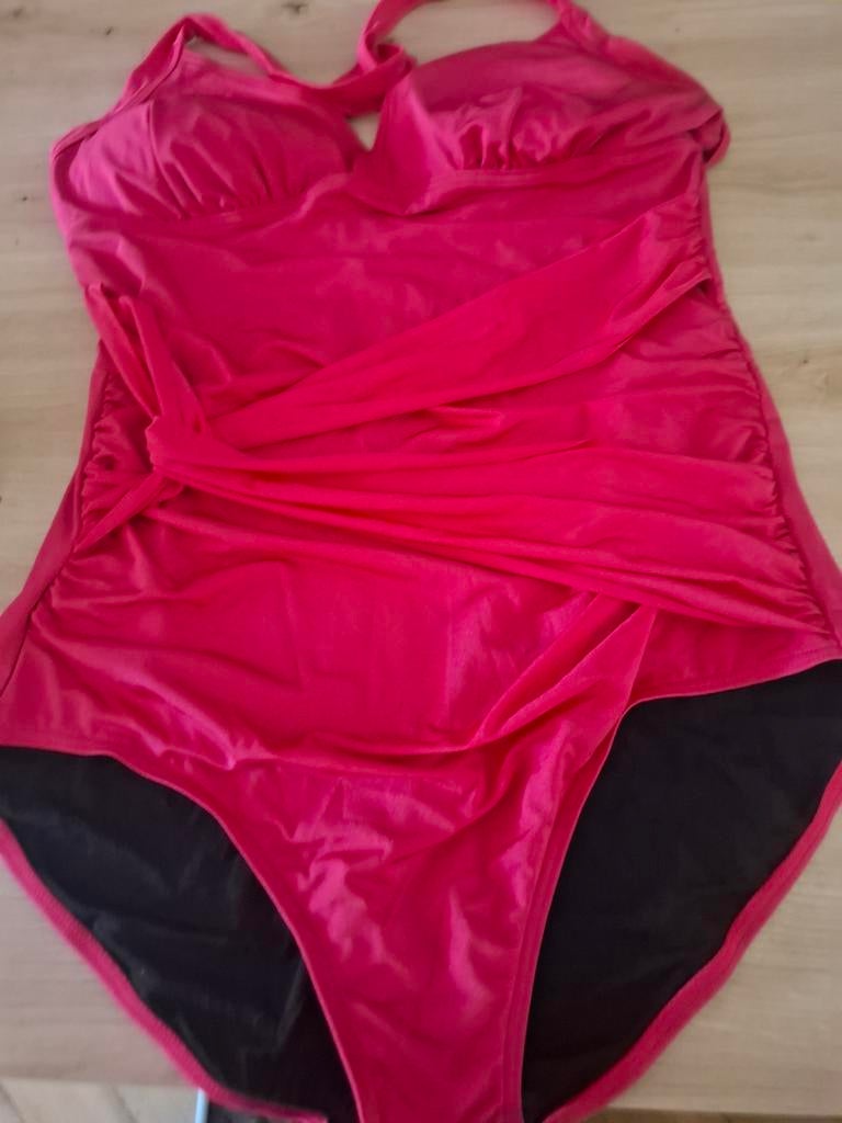 Mooi felroze shape badpak sneldrogend maat 46 beachwave, Ophalen of Verzenden, Zo goed als nieuw, Zwart, Badpak