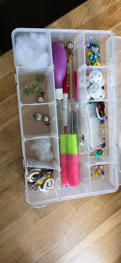Knutseldoos met diverse materialen en gereedschap, Hobby en Vrije tijd, Ophalen of Verzenden