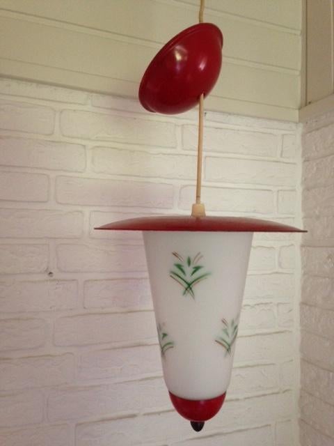 Retro hanglamp in rood en melkglas, Ophalen, Huis en Inrichting