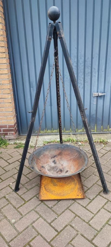 Vuurschaal aan driepoot, Ophalen