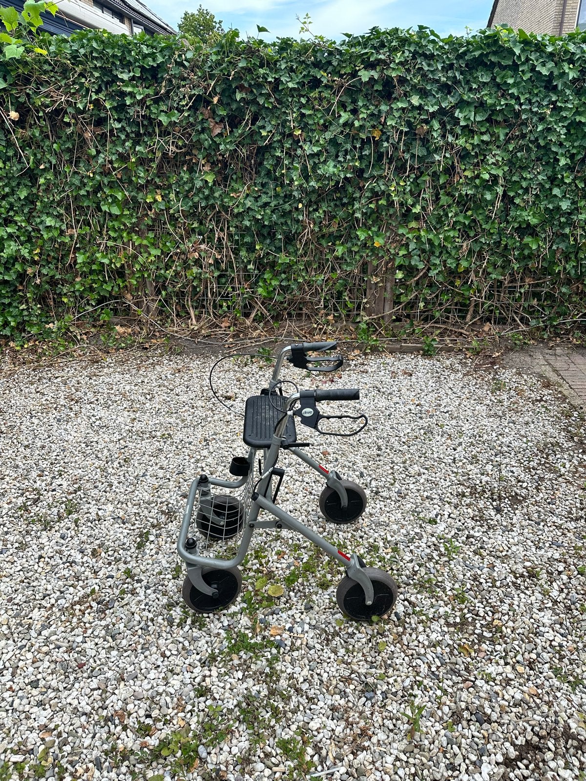 Rollator met verstelbare handvaten, handrem en een opbergvak, Ophalen, Zo goed als nieuw