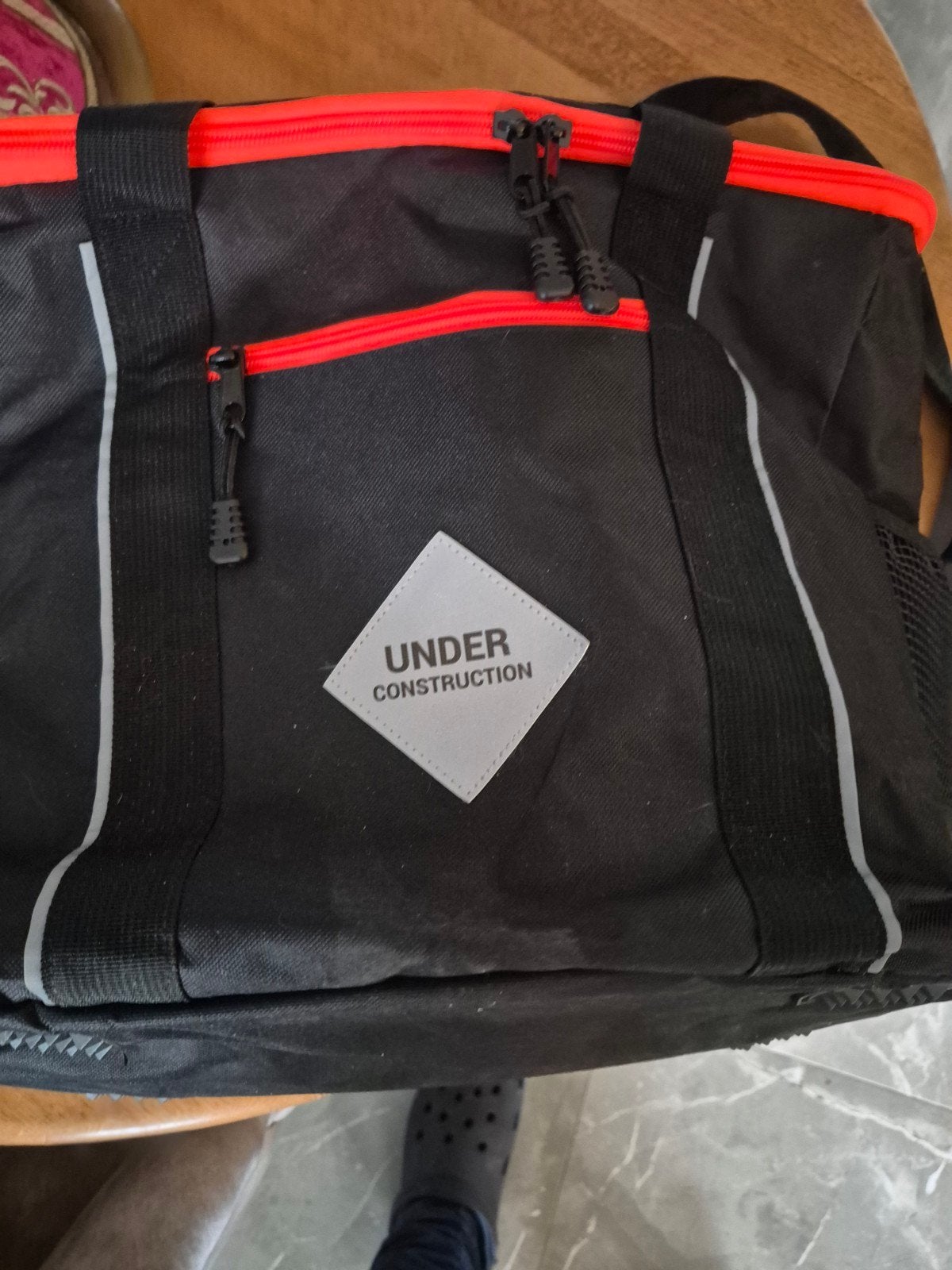 Zwarte koeltas met rode accenten en 'Under Construction', Ophalen of Verzenden, Gebruikt, Zwart, Overige typen