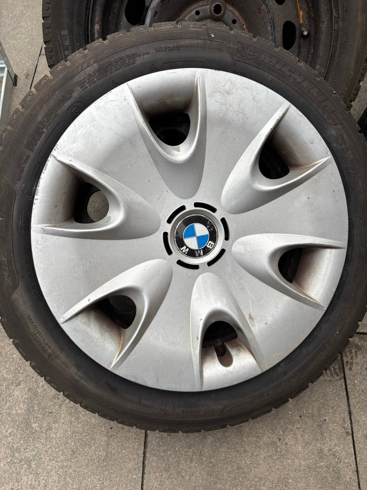 Set van 4 winterbanden 205/55 R16 met BMW wieldoppen, Auto-onderdelen, Banden en Velgen, Ophalen, Gebruikt, 16 inch, Banden en Velgen