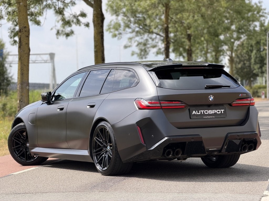 BMW M5 Touring Pano Keramisch HUD M-Drive Carbon B&W, Auto's, Automaat, Dealer onderhouden, Gebruikt, 2000 kg