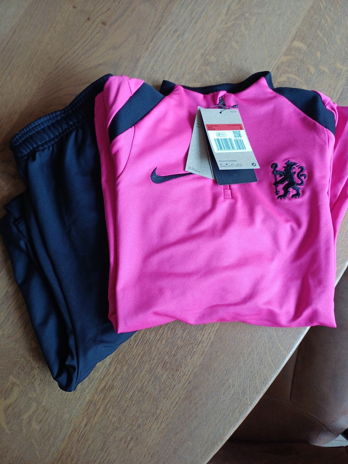 Nieuw Nike Trainingspak - Roze/Zwart met prijskaartjes, Kinderen en Baby's, Kinderkleding | Maat 152, Jongen of Meisje, Ophalen of Verzenden