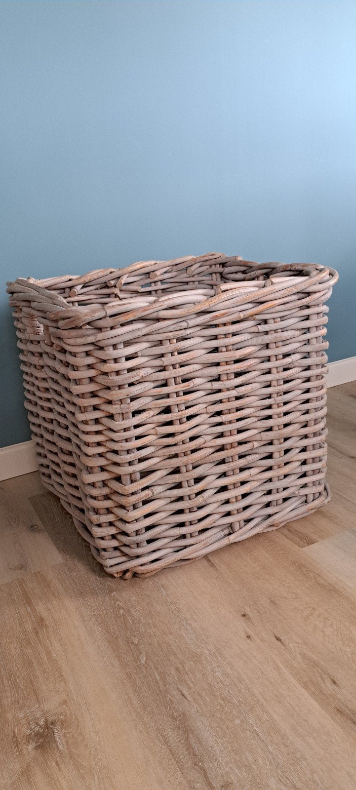 Grote houten mand - 57 cm hoog, 60 cm breed, Ophalen, Gebruikt, Gevlochten, Mand