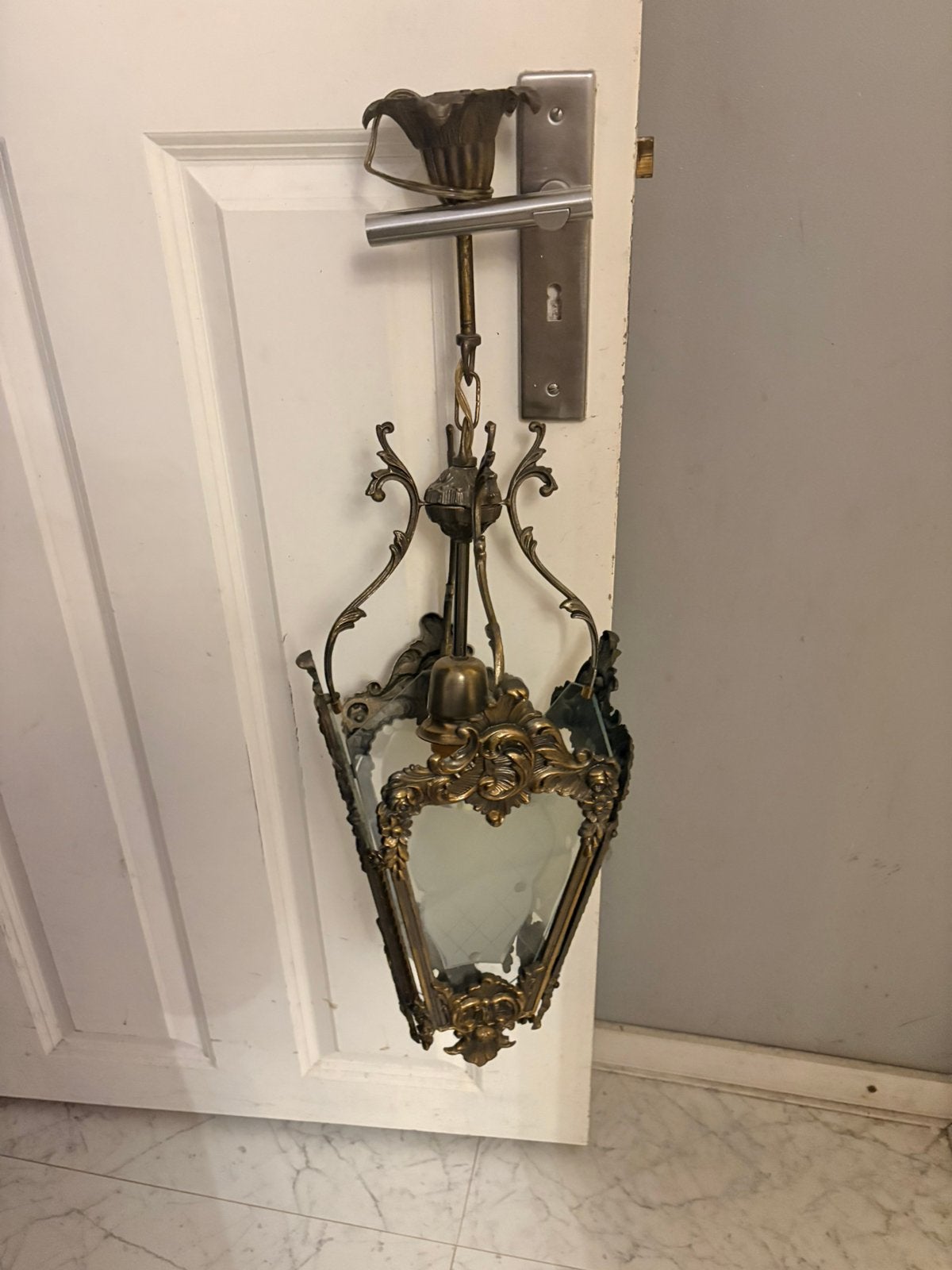 Messing Franse Art Nouveau kroonluchter met Satijnglans glas, Ophalen of Verzenden, Zo goed als nieuw, Glas