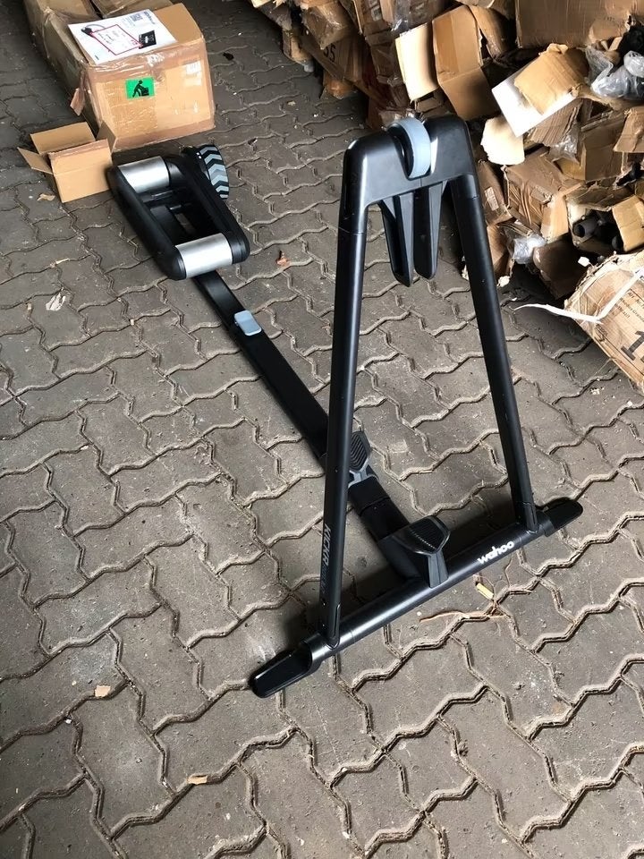 Hometrainer Wahoo KICKR ROLLR Smart Fietstrainer – Gebruikt, Ophalen of Verzenden, Zo goed als nieuw, Metaal, Benen