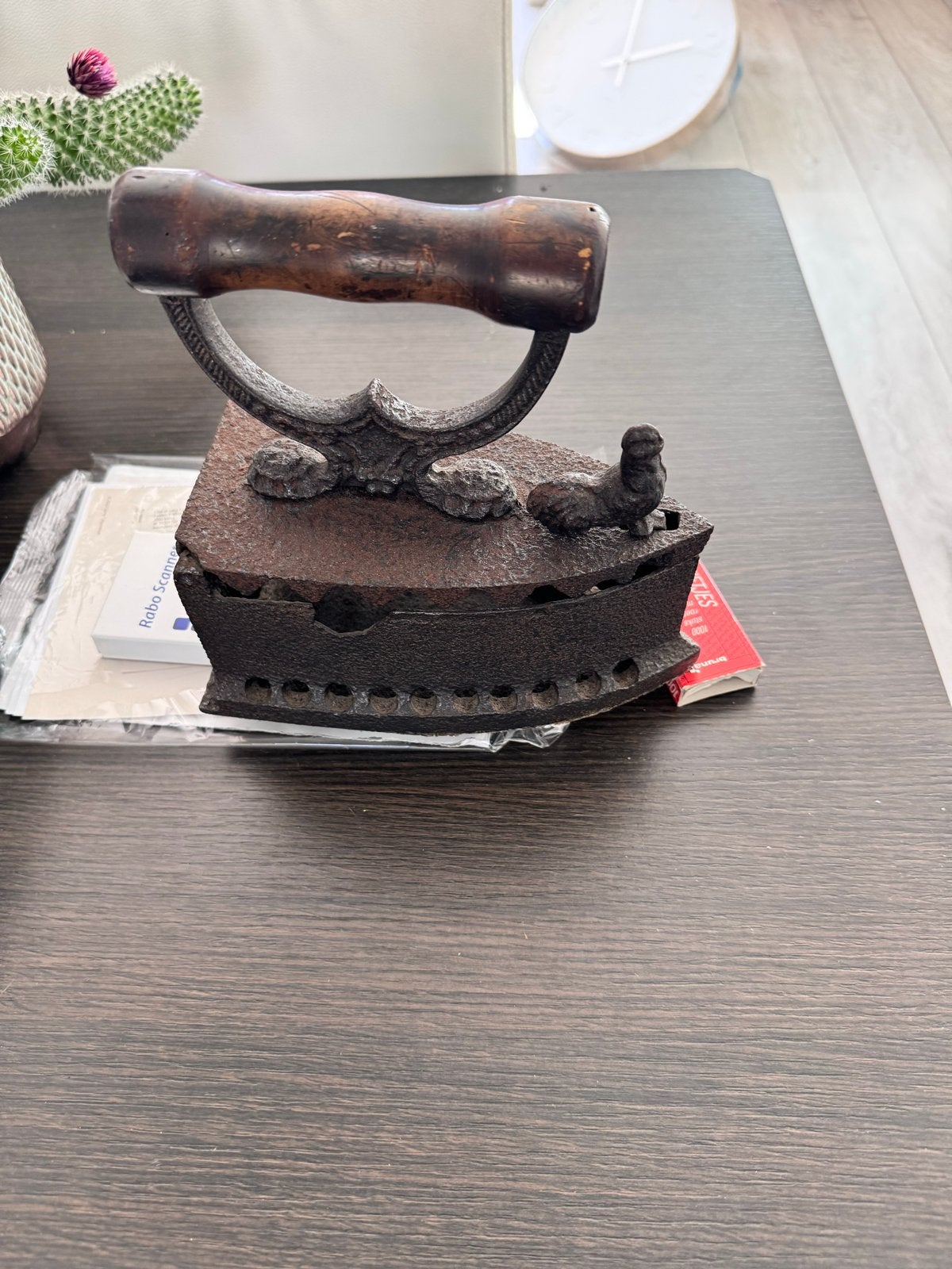 Antiek strijkijzer met houten handvat en haan decoratie, Ophalen