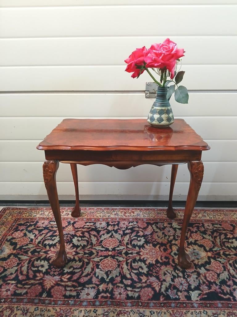 Queen Anne-stijl bijzettafel, Ophalen