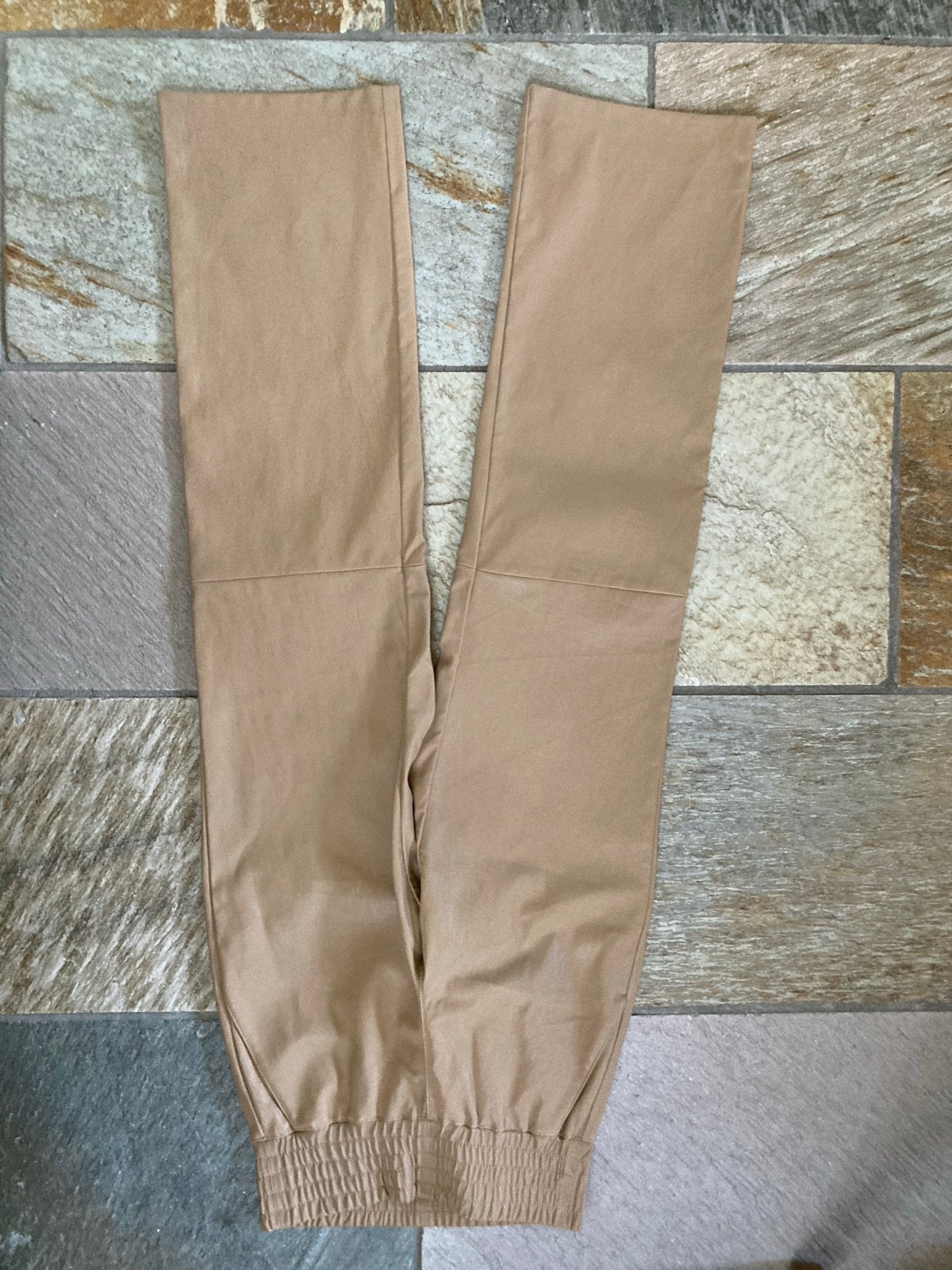 IBANA Phibby Leren Broek Maat 34 Sandalwood, Kleding | Dames, Broeken en Pantalons, Beige, Nieuw, Ophalen of Verzenden, Maat 34 (XS) of kleiner