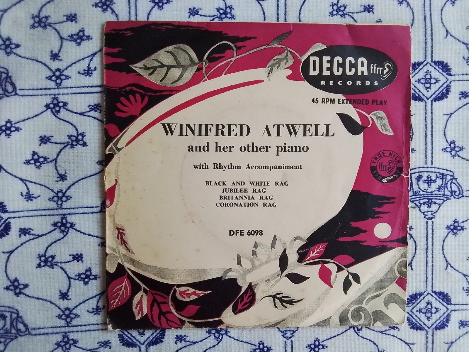 Winifred atwell        Black and white  (4 liedjes)  EP, 7 inch, Ophalen of Verzenden, Zo goed als nieuw, EP