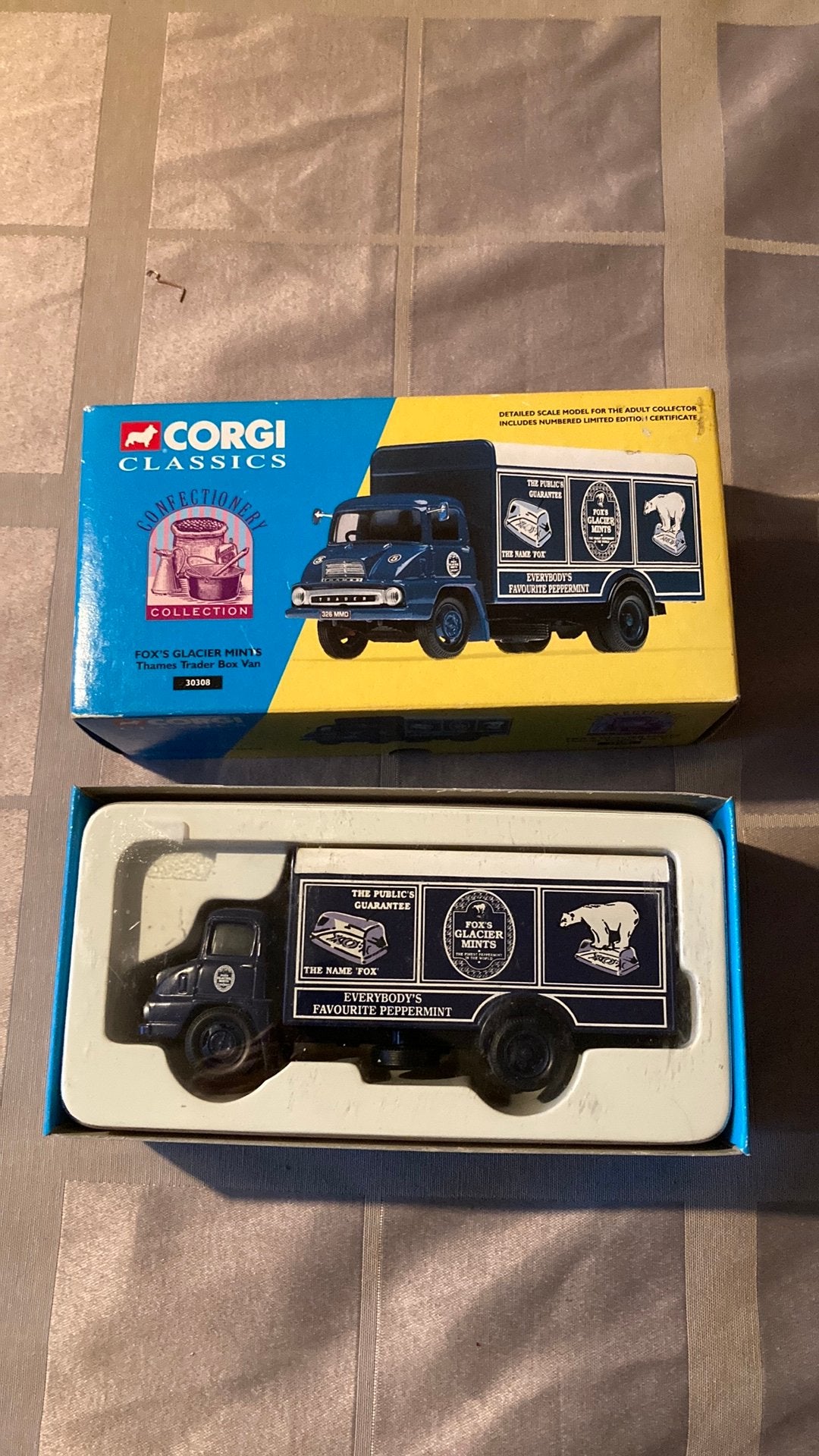 Corgi Classics Fox's Glacier Mints Thames Trader Box Van, Ophalen of Verzenden, Zo goed als nieuw, Overige typen