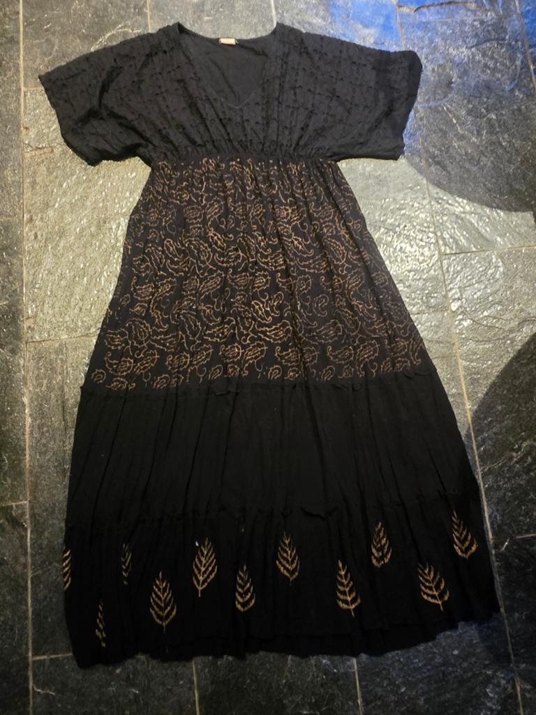 Zwarte jurk met print - Maat 48, Kleding | Dames, Jurken, Ophalen of Verzenden, Gedragen, Maat 46/48 (XL) of groter, Zwart