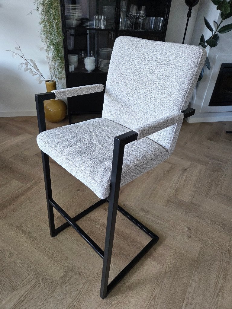 Moderne barkruk met armleuningen - Zo goed als nieuw, Huis en Inrichting, Ophalen, Met voetsteun, Zo goed als nieuw, 90 cm of meer
