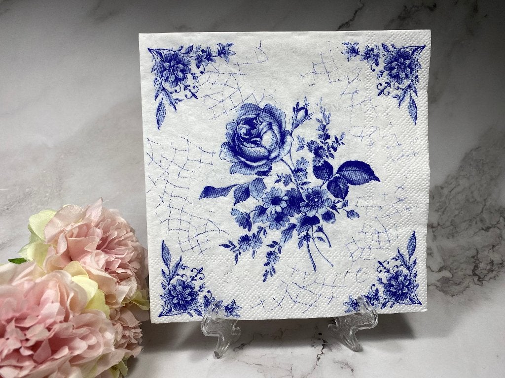 Knutsel servetten Delfts blauw rozen op tegel nr 722, Ophalen of Verzenden, Nieuw, Papier of Karton