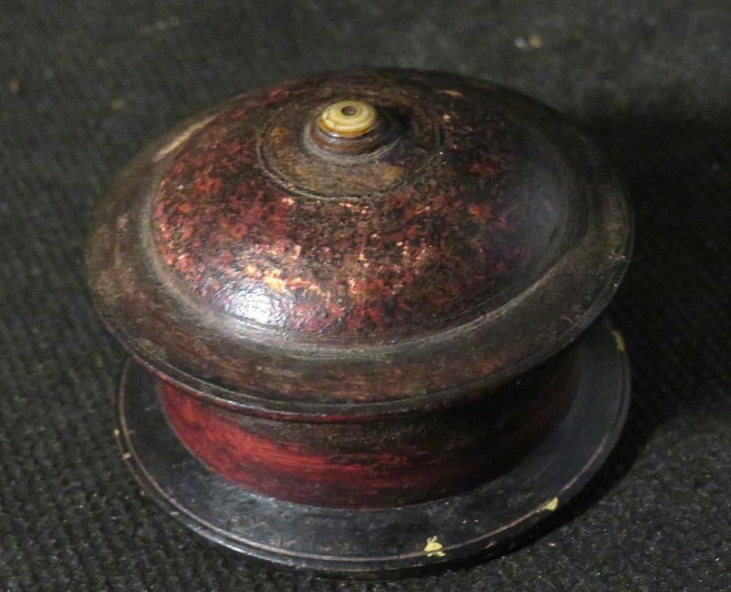 Antiek miniatuur kumkuma (Tikka) doosje. India., Ophalen of Verzenden
