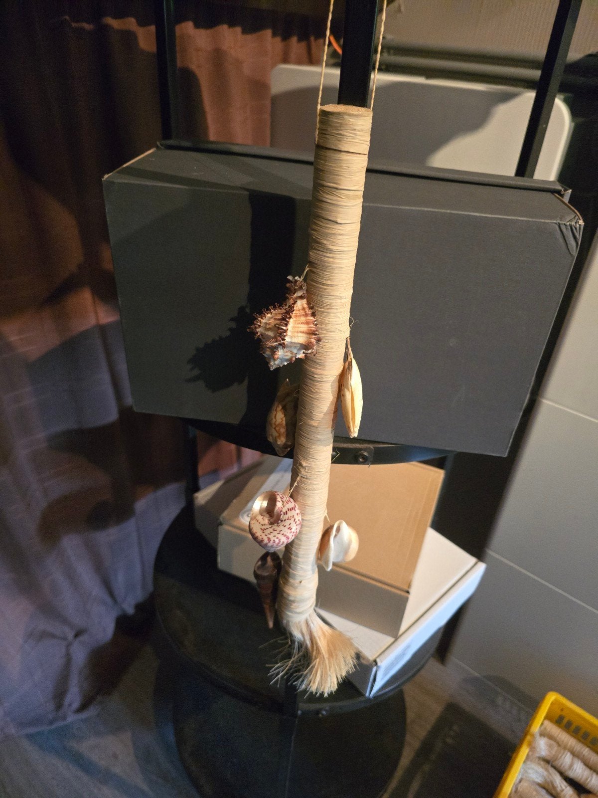 lange stok met touw en 6 schelpen, Ophalen of Verzenden