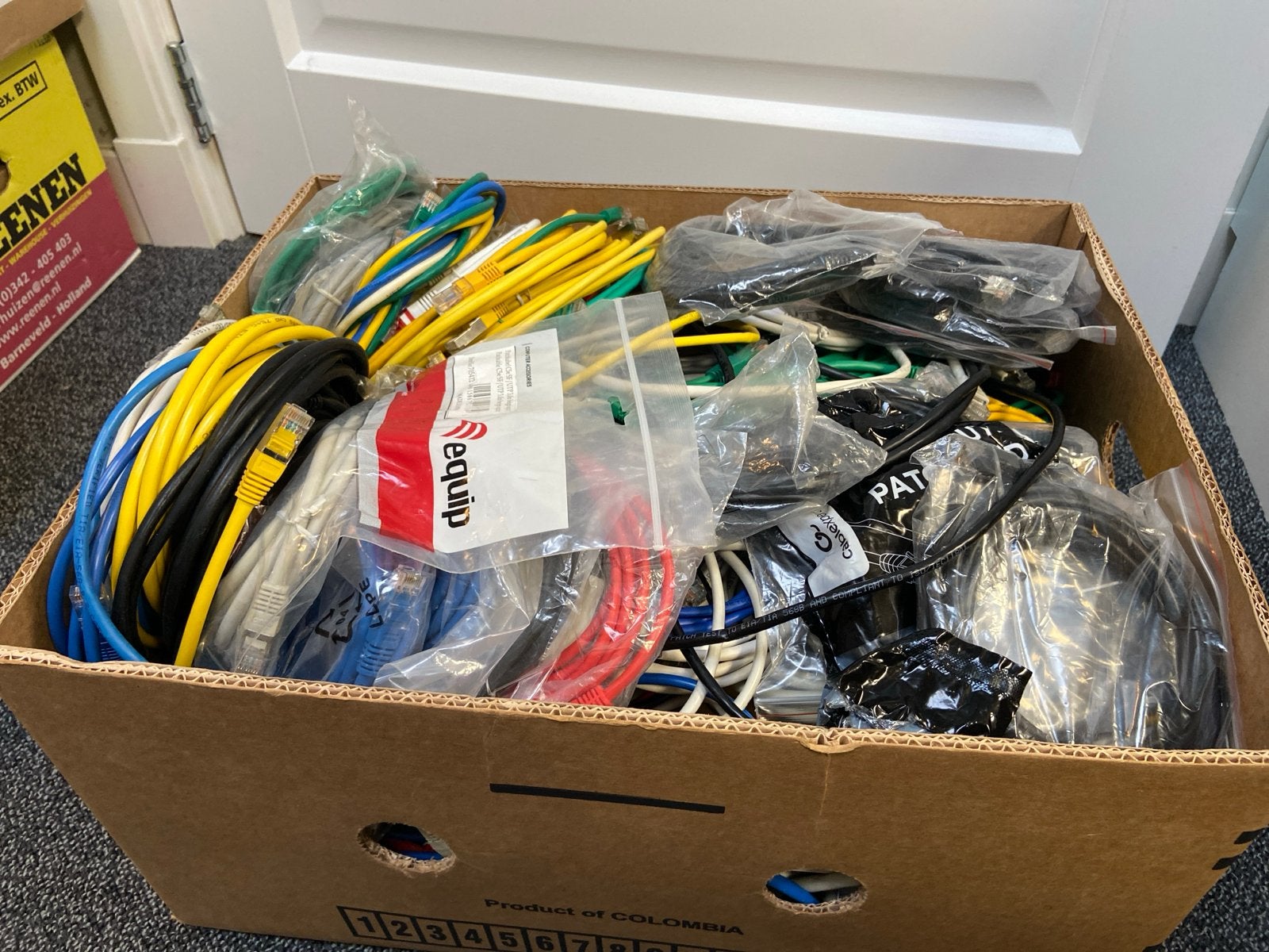 2 Grote (bananen)dozen met netwerkkabels (UTP, CAT5e, CAT6), Ophalen, Gebruikt