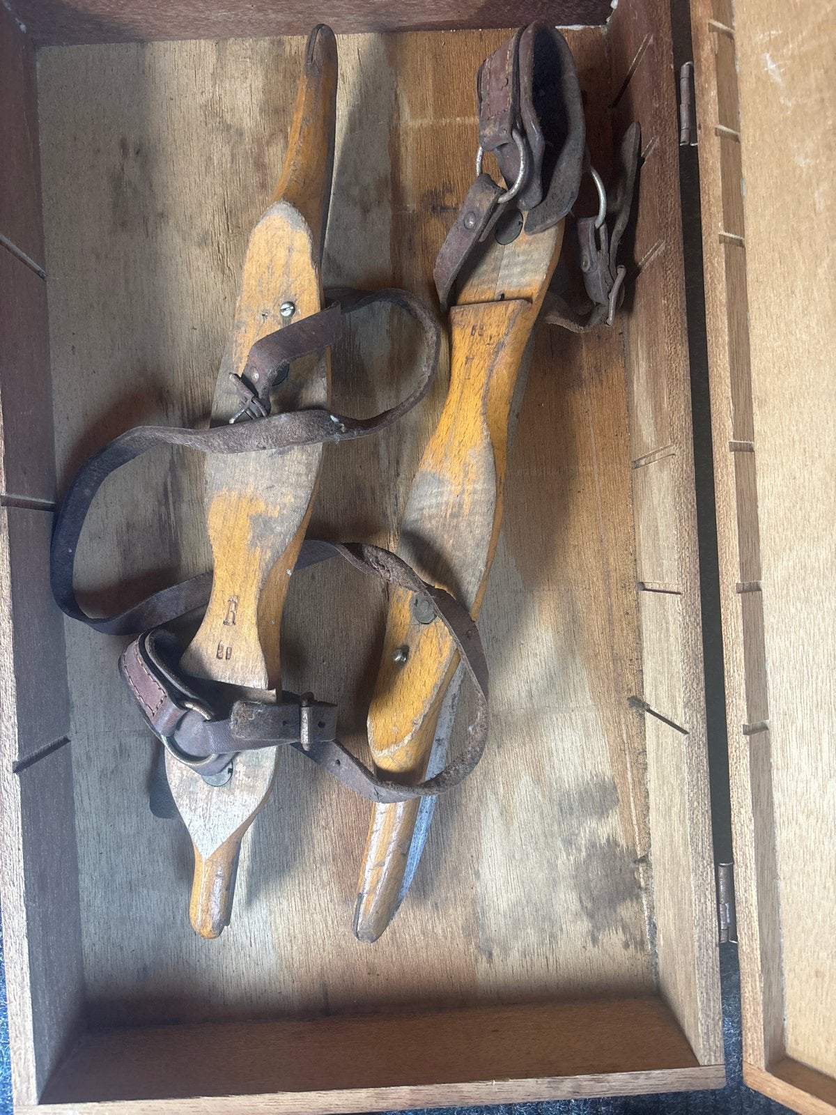 Vintage Friese doorlopers schaatsen in houten kist, Sport en Fitness, Schaatsen, Ophalen, Gebruikt, Friese doorlopers, Overige merken